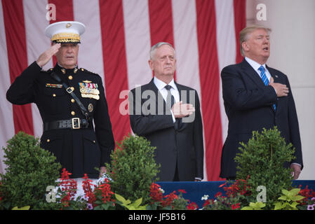 Präsident Donald J. Trump, rechts; US-Verteidigungsminister Jim Mattis, Center; und US Marine Corps General Joseph F. Dunford, Jr., Vorsitzender der Joint Chiefs Of Staff; Render zeichnet während der 149. jährliche Department of Defense (DoD) nationaler Gedenktag Begehung auf dem Arlington National Cemetery, 29. Mai 2017. Unternehmensleitung von rund um den DoD versammelt, um Amerikas gefallene Militärdienst Mitglieder zu Ehren. (DoD Photo by US Armee Sgt. James K. McCann) Stockfoto