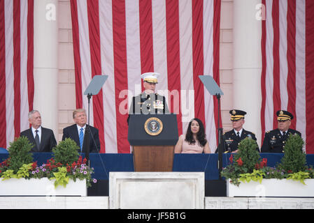 US Marine Corps General Joseph F. Dunford, Jr., Vorsitzender der Joint Chiefs Of Staff, begrüßt unterschieden Besucher Gäste und Familien während der 149. jährliche Department of Defense (DoD) nationaler Gedenktag Begehung auf dem Arlington National Cemetery, 29. Mai 2017. Unternehmensleitung von rund um den DoD versammelt, um Amerikas gefallene Militärdienst Mitglieder zu Ehren. (DoD Photo by US Armee Sgt. James K. McCann) Stockfoto