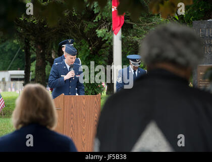 Kaplan (Capt) Michael Carollo, 436th Luftbrücke Flügel, spricht ein Gebet am Gedenktag zur Erinnerung 29. Mai 2017, auf Sharon Hills Memorial Park in Dover, Delaware Die Gedenkfeier geehrt Service-Mitglieder, die während des Dienstes gestorben sind. (Foto: Senior Airman Zachary Cacicia US Air Force) Stockfoto