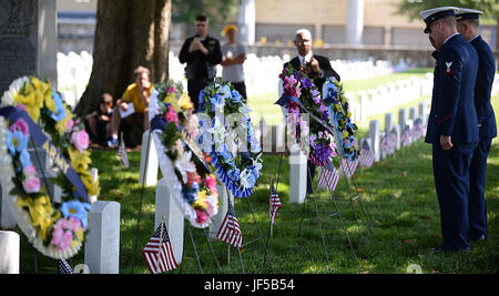 US-Küste Gardisten Rendern einen Gruß nach dem zeremoniellen Kränze während ein Memorial Day Verlegung Kranzniederlegung auf dem Hampton National Cemetery in Hampton, VA., 29. Mai 2017 platzieren. Der Memorial Day Einhaltung stammt aus Einhaltung Tag, eine Tradition, die begann, diese US-Militärangehörige zu Ehren, die während des Bürgerkrieges starben. Es wurde offiziell am 5. Mai 1868 von General John Logan, Grand Army of nationale Kommandant der Republik in seiner allgemeinen Auftrag Nr. 11 verkündet. (US Air Force Foto/Staff Sgt. Teresa J. Cleveland) Stockfoto