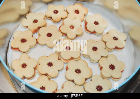 frisch gebackene Linzer Kekse in der Dose mit Erdbeer-Marmelade Stockfoto