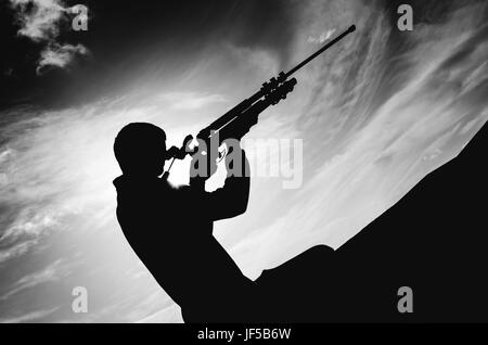 kleiner Junge hält und mit seiner Kamera-Stativ, Armee-Konzept mit dem Ziel Stockfoto