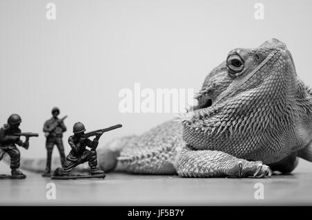 Bartagame Monster von Kunststoff Soldaten angegriffen Stockfoto