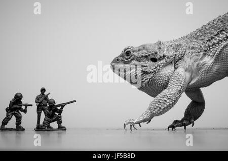 Bartagame Monster von Kunststoff Soldaten angegriffen Stockfoto