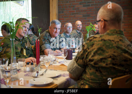 US Marine gen Glenn M. Walters, Assistant Commandant of the Marine Corps spricht mit Marine und Norwegisch Führer in die Halle Chow an Værnes Garnison, Norwegen, 29. Mai 2017. Die ACMC kam nach Norwegen zu sehen, welche Bedingungen für die bereitgestellten Truppen der Marine Rotations Kraft Europe 17.1. (Foto: U.S. Marine Corps CPL. Emily Dorumsgaard) Stockfoto