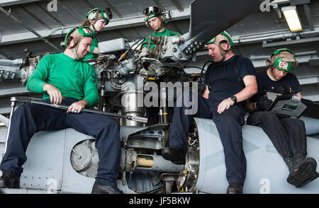170529-N-RZ514-028 arabischen Golf (29. März 2017) Segler Wartungsarbeiten an einem MH-60 s Sea Hawk, an der "Dreizack" der Hubschrauber Meer bekämpfen Squadron (HSC) 9, an Bord des Flugzeugträgers USS George H.W. Bush (CVN-77) (GHWB) angeschlossen. GHWB in den USA bereitgestellt wird 5. Flotte Bereich der Maßnahmen zur Erhöhung der Sicherheit im Seeverkehr Operationen, Verbündete und Partner zu beruhigen, und die Freiheit der Schifffahrt und den freien Fluss des Handels in der Region zu erhalten. (Foto: U.S. Navy Masse Kommunikation Spezialist Seemann Jennifer M. Kirkman/freigegeben) Stockfoto