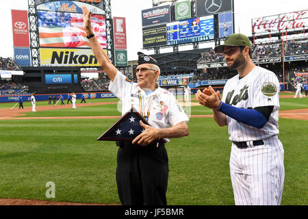 170529-N-TK177-240-NEW YORK (29. Mai 2017)-Veteran des Spiels George E. Parsons, im Ruhestand US Army National Guard, Wellen der Menge nach präsentiert mit einer amerikanischen Flagge New York Mets zweiter Basisspieler Neil Walker während der jährlichen USO/Mets militärische Aufwertung Spiel im Citi Field im Rahmen von 2017 Fleet Week New York (FWNY), Mai 29. FWNY, ist jetzt im 29. Jahr der altehrwürdigen Stadtfest Meer Dienstleistungen. Es ist eine einmalige Gelegenheit für die Bürger von New York und Umgebung Tristate-Matrosen, Marines sowie Küste Gardisten und Zeuge aus erster Hand kennenlernen Stockfoto