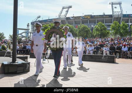 170529-N-TP832-134 JACKSONVILLE, Florida (29. Mai 2017) stellvertretender Leiter von Marinebetrieben Admiral Bill Moran, Rear Admiral Sean Buck, Commander, US Naval Forces Southern Spezialoperationen. 4. Flotte und Rear Admiral Bette Bolivar, Kommandant, Navy Region Südosten, vorbereiten, einen Kranz mit einem Marine während einer Zeremonie der Gedenktag in der Stadt Jacksonville Veterans Memorial Wall zu legen. Die Mauer, die gefallenen Soldat innen würdigt, Jacksonville nach Hause genannt, gehostet, Militär und Stadtführer, Veteranen und fast 3.000 patriotische GÃ ¤ sten versammelt, um ihren Respekt für diejenigen Zahlen, die die ultimative Sacr gab Stockfoto