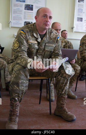 Ukrainische Oberstleutnant Pavlo Rozhko, Leiter des Zentrums Kampftraining am Yavoriv, Ukraine, wertet ukrainischen Stabsoffiziere des 1. Bataillons Airborne, 79. Air Assault Brigade während ihrer Mission Analyse Slips.    USA, Großbritannien, polnischen, litauischen und kanadischen Mentoren zugewiesen, gemeinsame multinationale Ausbildung Gruppe und der Ukraine führen Klassenzimmer Ausbildung des Personals im Rahmen der Mission Gesamtziel zu professionalisieren und bauen die Ausbildungskapazitäten der ukrainischen Armee. Stockfoto