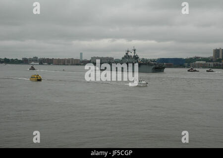Die USS Kearsarge (LHD 3) verlässt New York City und markiert den Abschluss der Flottenwoche 2017 in New York, einer öffentlichen Veranstaltung, bei der die Fähigkeiten der US Navy, des Marine Corps und der Küstenwache gefeiert werden. Stockfoto