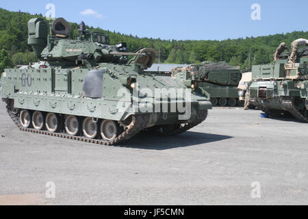 Ein M2 Bradley Fighting Vehicle ist in Vorbereitung für kombiniert zu beheben VIII bei gemeinsamen Multinational Readiness Center Hohenfels, Deutschland 30. Mai 2017 inszeniert. (US Army National Guard Foto von Spc. Anna Churco) Stockfoto