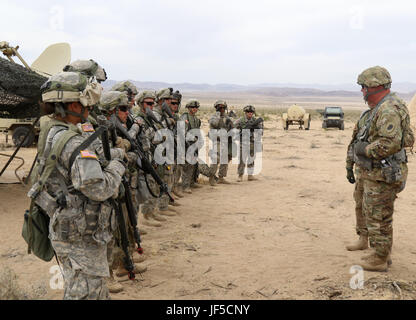 Major General Michael Zerbonia, stellvertretender Adjutant General-Armee von Illinois, grüßt Soldaten der Firma B, 935th Aviation Support Battalion, Missouri National Guard, eine Mission der Kampfbereitschaft, 31. Mai 2017, in Fort Irwin, Kalifornien teilnehmen. (Mississippi National Guard Foto von Sgt. DeUndra Brown, 102d Public Affairs-Abteilung) Stockfoto