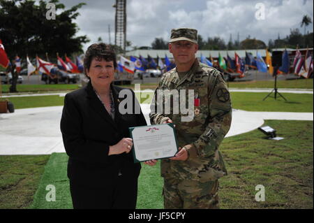 Colonel Michael T. Harvey erhielt die Legion of Merit für seinen Dienst als Garrison Commander in Fort Buchanan während einer Zeremonie zum Kommandowechsel auf der Soldiers Plaza am 31. Mai, in der er seine Führung und seine Beiträge zur US-Armee würdigte. Stockfoto