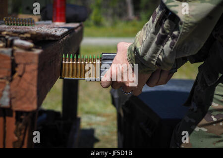 Ein Soldat zugewiesen, die 98. Unterstützung Wartungsfirma, 17. Bekämpfung Sustainment Support Battalion, US-Armee Alaska, lädt eine Magazin mit 5,56-mm-Munition vor Durchführung von bekannten Abstand Treffsicherheit im Pedneau Bereich auf gemeinsamer Basis Elmendorf-Richardson, Alaska, 31. Mai 2017.  Die SMC ist ein modulares Wartungsfirma, das Feld Wartungsunterstützung auf Basis Bereich Einheiten in Form von allied Trades Unterstützung bietet; Radfahrzeug Erholung; Bewaffnung; Kommunikation; Elektronik; spezielle elektronische Geräte; Bodengeräte; Stromerzeugungsanlagen; Dienstprogramm Ausrüstung; und te Stockfoto