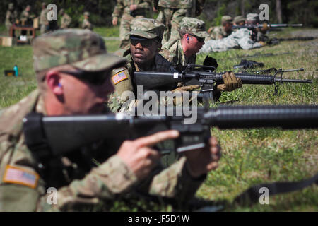 Ein Soldat zugewiesen, die 98. Unterstützung Wartungsfirma, 17. Bekämpfung Sustainment Support Battalion, US-Armee Alaska, wartet auf den Auftrag zur bekannten Abstand Treffsicherheit im Pedneau Bereich auf gemeinsamer Basis Elmendorf-Richardson, Alaska, 31. Mai 2017 durchzuführen.  Die SMC ist ein modulares Wartungsfirma, das Feld Wartungsunterstützung auf Basis Bereich Einheiten in Form von allied Trades Unterstützung bietet; Radfahrzeug Erholung; Bewaffnung; Kommunikation; Elektronik; spezielle elektronische Geräte; Bodengeräte; Stromerzeugungsanlagen; Dienstprogramm Ausrüstung; und Prüf-, Mess- und diagno Stockfoto