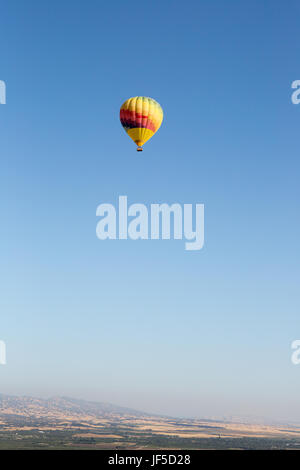 Ein Heißluftballon fliegt über Kalifornien, östlich von Napa Valley. Stockfoto