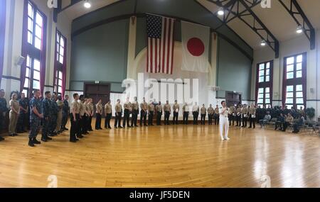 170531-N-XF155-166 YOKOSUKA, Japan (31. Mai 2017) – Flotte Aktivitäten (FLEACT) Yokosuka hält eine frocking Zeremonie für FLEACT Segler Aufsteiger zu ihren jeweiligen Reihen von e-6, e-5 und e-4.  FLEACT Yokosuka bietet, unterhält, und betreibt Basis Einrichtungen und Dienstleistungen zur Unterstützung der 7. US-Flotte nach vorne bereitgestellt Seestreitkräfte, 71 Mieter Befehle und 26.000 militärischem und zivilem Personal. (US Navy Foto von Maria Dumanlang/freigegeben) Stockfoto