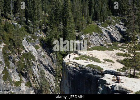 Taft Point Trail Gipfel wandern mehrere Wanderer Fuß und ruhen am Rand einer Klippe, die zum Yosemite Tal führt. Stockfoto