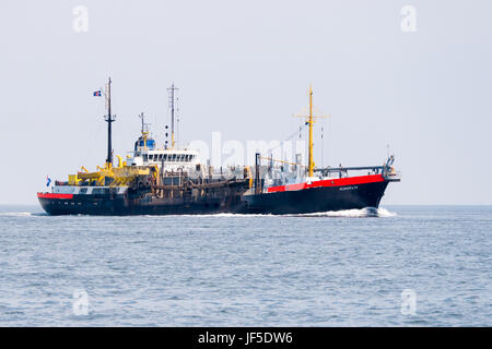 Nachgestellte Sauger Trichter Bagger Schiff entladen an der Nordsee in der Nähe von Hafen von Rotterdam, Südholland, Niederlande Stockfoto