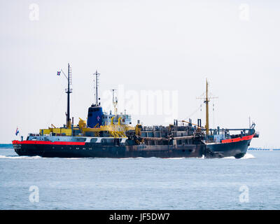 Nachgestellte Sauger Trichter Bagger Schiff entladen an der Nordsee in der Nähe von Hafen von Rotterdam, Südholland, Niederlande Stockfoto