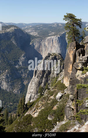 Ein Blick auf die Felsformationen und Yosemite Valley aus der Weg führt zum Sentinel Dome. Stockfoto