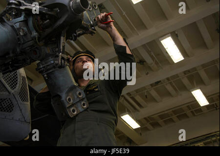 170601-N-NJ416-0031 CPL. Kim Miller, ein Eingeborener von Davenport, Florida, zugeordnet der 15. Marine Expeditionary Unit führt Wartungsarbeiten an den Rotorblättern von einem CH-53-Super-Hengst in der Hangarbucht des amphibischen Angriff Schiff USS America (LHA-6). ). Amerika führt derzeit laufenden Zertifizierung Übung (CERTEX) im Rahmen der dritte und letzte Phase der Qualifikation für den nächsten Einsatz.  Die Amerika amphibische bereit Gruppe besteht aus mehr als 1.800 Seeleute und 2.600 Marines zugewiesen der amphibischen dock Landungsschiff USS Pearl Harbor (LSD-52), die amphibische tra Stockfoto