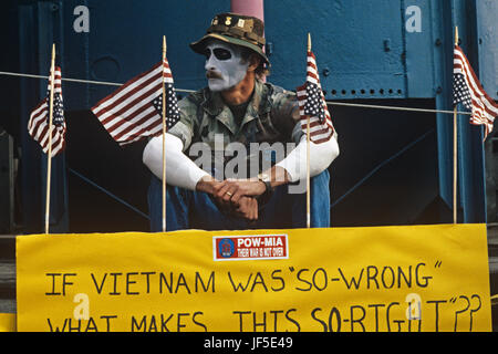 Vietnam-Veteran Demonstrant im Gaswerk Park in der Innenstadt von Seattle sitzen und halten ein Protest gegen die Beteiligung der USA im Persischen Golf No War-Poster Stockfoto