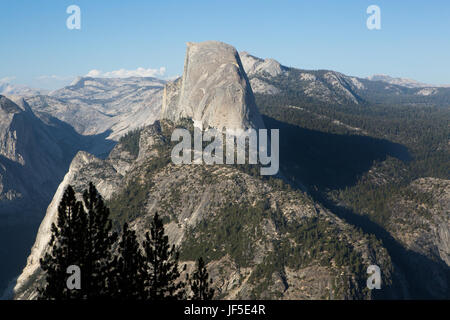 Ein Blick auf den Half Dome Berg- und Teil des Yosemite Tals von Washburn Point. Stockfoto