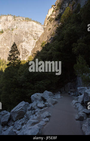 Ein Blick auf das Yosemite-Tal von der Weg führt zu den Vernal Falls. Stockfoto