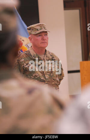 Der Chief Warrant Officer der US-Armee zieht sich am 3. Juni 2017 aus der Delaware National Guard zurück, während einer Formation im Major Beau Biden Armed Forces Reserve Center in New Castle, Delaware. Stockfoto