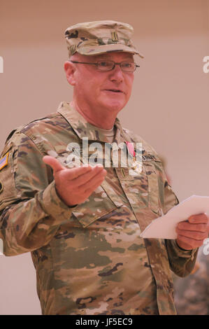 Ein Chief Warrant Officer der US-Armee zieht sich während einer Nachmittagsformation im Major Beau Biden Armed Forces Reserve Center in New Castle, Delaware, aus der Nationalgarde von Delaware zurück. Stockfoto