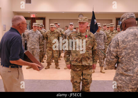 Der Chief Warrant Officer der US-Armee zieht sich während der Ausbildung im Major Beau Biden Armed Forces Reserve Center in New Castle, Delaware, aus der Nationalgarde von Delaware zurück, um den Militärdienst und die Karriere anzuerkennen. Stockfoto