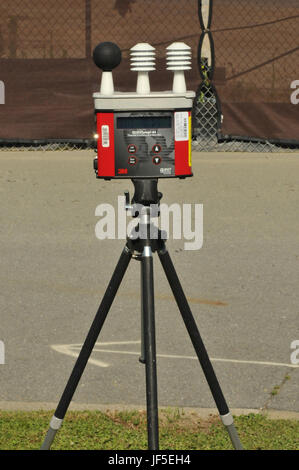 Das Wet Bulb Globe Temperatur Instrument wird verwendet, um Relative Luftfeuchtigkeit und Temperaturen draußen zu bestimmen. Es wird verwendet, um die Flieger schützen Sie während der Arbeit draußen um sicherzustellen, dass sie nicht heiß oder überhitzten bekommen. Die WBGT wird während der Übung zur Arbeitszyklen der Flieger zu unterstützen, die Paletten als Bauherr oder arbeiten an der Flightline während der Übung. (Foto: U.S. Air Force Tech Sgt. Terrica Y. Jones) Stockfoto