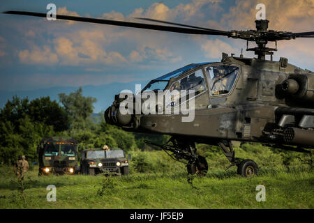 AH-64 Apache Angriff Hubschrauber aus dem 1. Bataillon, 3. Angriff Regiment der US-Armee landet auf einem Truppenübungsplatz in der Nähe von Cincu Rumänien für Übung edle springen 17, 3. Juni 2017. Stockfoto