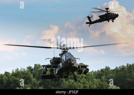 Zwei AH-64 Apache Kampfhubschrauber aus dem 1. Bataillon, 3. Angriff Regiment der US-Armee Land auf einem Truppenübungsplatz in der Nähe von Cincu in Rumänien als Teil der Übung edle springen 2017, 3. Juni 2017. Stockfoto