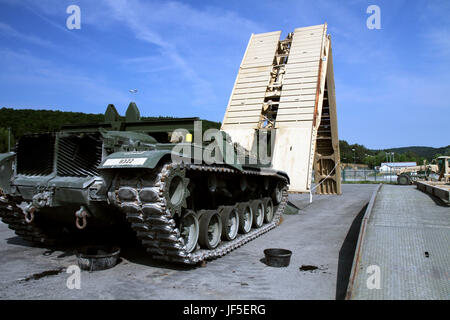 Ein M60A1 Armored Vehicle gestartet Brücke wird in Vorbereitung auf die Übung, kombiniert zu beheben VIII im Joint Multinational Readiness Center, Hohenfels, Deutschland 3. Juni 2017 inszeniert. (US Army National Guard Foto von Spc. Anna Churco) Stockfoto