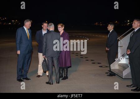 US-Verteidigungsminister Jim Mattis wird von Australiens Minister für Verteidigung Marise Payne nach seiner Ankunft in Australien am 4. Juni 2017 begrüßt.  (DOD Foto von US Air Force Staff Sgt Jette Carr) Stockfoto