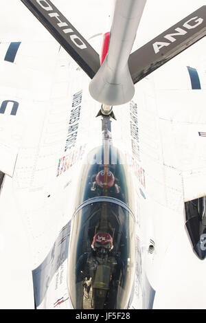 Der 121st Air Tanking Wing betankt F-16 im Kampf gegen die Falken der Thunderbirds während ihrer Rückkehr zur Nellis Air Force Base und unterstützt damit globale Luftkraftoperationen. Stockfoto