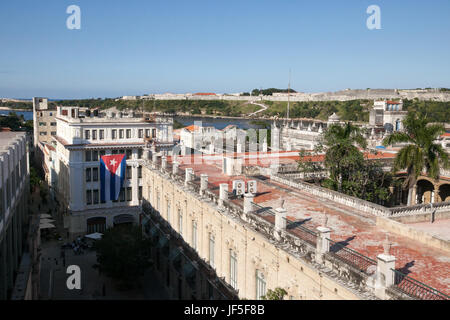 Eine große kubanische Fahne hängt an der Seite eines Gebäudes in dieser erhöhten Blick in die Innenstadt von Havanna. Stockfoto