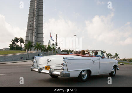 In Havanna, mehrere Personen in einer amerikanischen Oldtimer Fahrt von Jose Marti Denkmal auf der Plaza De La Revolucion, Platz der Revolution. Stockfoto