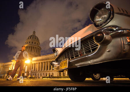 Amerikanische Oldtimer ist in der Innenstadt von Havanna vor dem El Capitolio Gebäude geparkt. Stockfoto