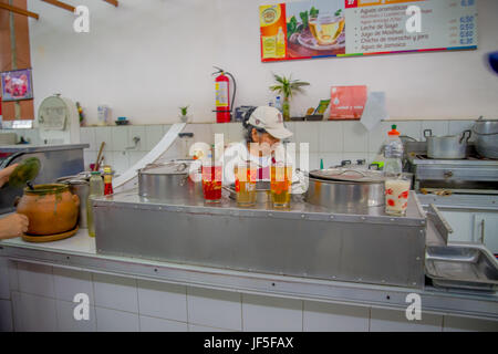 QUITO, ECUADOR - 23. November 2016: Unbekannte Frau Verkauf von Lebensmitteln auf dem städtischen Markt in San Francisco in Quito Stadt gelegen. Stockfoto