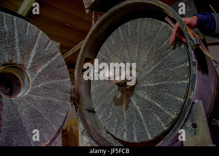 Alten Steinmühle Mühle gemacht, Mehl drinnen befindet sich in der Altstadt von Quito zu produzieren. Stockfoto