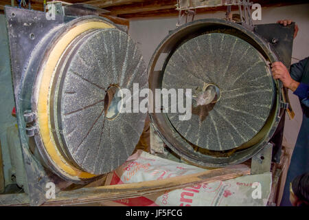 Alten Steinmühle Mühle gemacht, Mehl drinnen befindet sich in der Altstadt von Quito zu produzieren. Stockfoto
