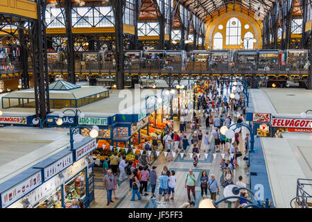 Stall im Inneren der überdachte zentrale Markthalle (Vasarcsarnok), am Ende der Vaci Ucta, Pest, Budapest, Hauptstadt von Ungarn, Mitteleuropa Stockfoto