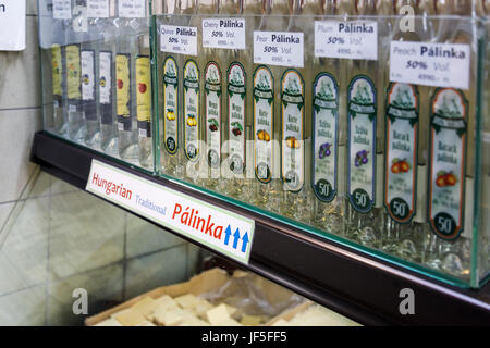 Flaschen Schnaps, Weinbrand traditionelle ungarische Früchte für den Verkauf in einem Stall in der überdachten zentralen Markthalle (Vasarcsarnok), Pest, Budapest Stockfoto