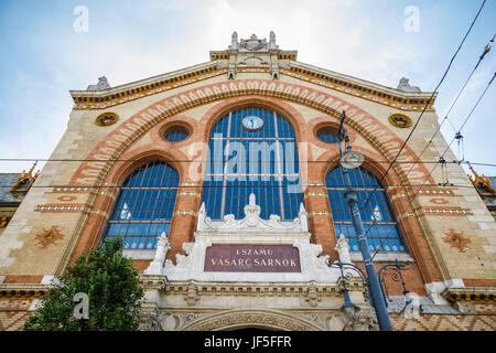 Name Schild über dem Eingang der Markthalle am Central Market Hall (Vasarcsarnok), am Ende der Vaci ucta, Pest, Budapest, die Hauptstadt von Ungarn Stockfoto