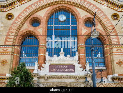 Außenseite der Eingang zur Markthalle am zentralen Markthalle (Vasarcsarnok), am Ende der Vaci Ucta, Pest, Budapest, der Hauptstadt von Ungarn Stockfoto