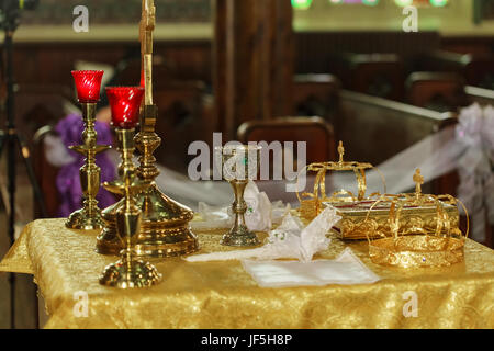 Krone für Hochzeit in der Kirche der orthodoxen Kirche gold Hochzeit Krone Stockfoto