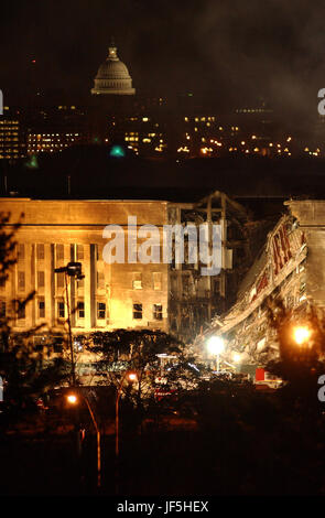 010911-N-3783H-174 Arlington, Virginia (11. September 2001) - Ð Rauch und Flammen stieg über das Pentagon bis spät in die Nacht nach einem mutmaßliche terroristische Absturz von einem Verkehrsflugzeug in der südwestlichen Ecke des Pentagons.  Teil des Gebäudes ist zusammengebrochen bis dahin weiterhin Feuerwehrleute die Flammen zu kämpfen und nach Überlebenden suchen.  Eine genaue Zahl der Opfer sind unbekannt. Das Gebäude wurde evakuiert, da die Bundesbauten im Bereich Capitol, einschließlich des weißen Hauses waren.  U.S. Navy Photo by PhotographerÕs Mate 2. Klasse Bob Houlihan Stockfoto